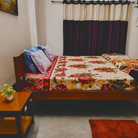 Gayatri Homestay ديبروجاره المظهر الخارجي الصورة