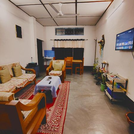 Gayatri Homestay ديبروجاره المظهر الخارجي الصورة