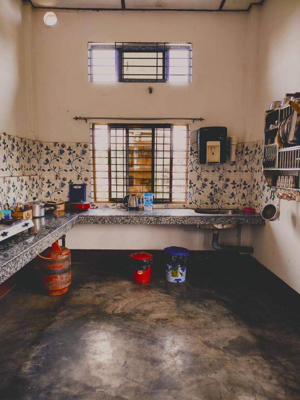 Gayatri Homestay ديبروجاره المظهر الخارجي الصورة