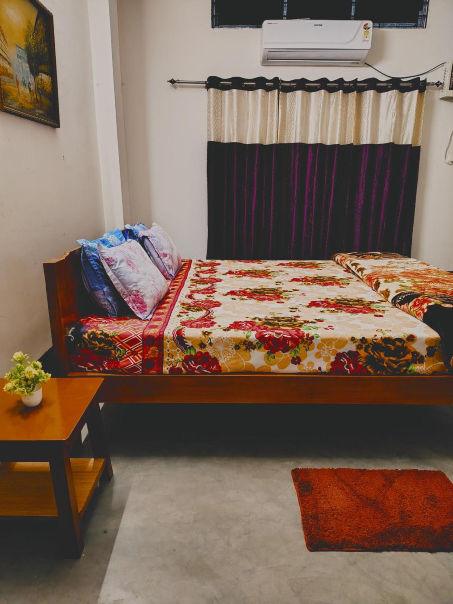 Gayatri Homestay ديبروجاره المظهر الخارجي الصورة