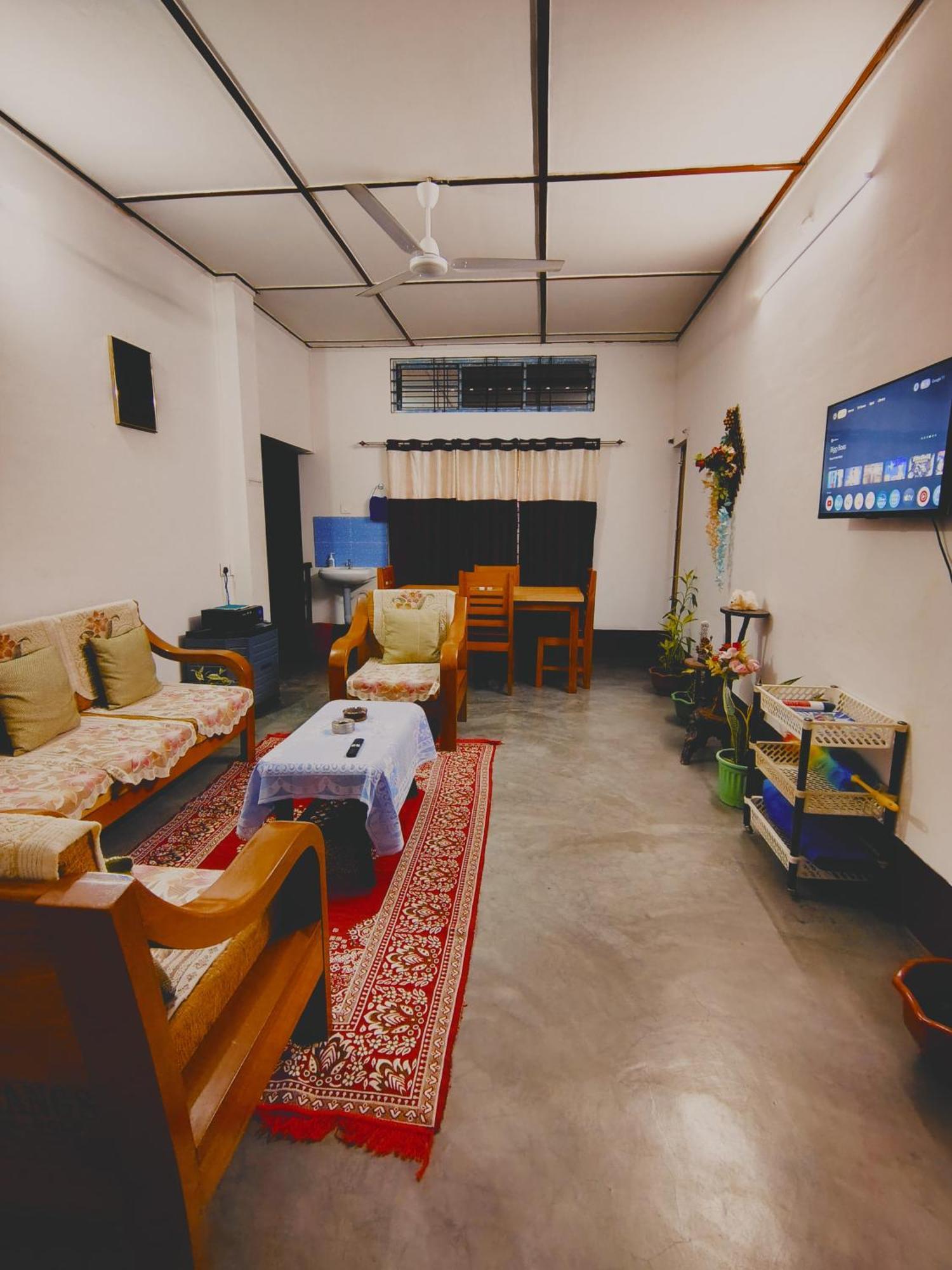 Gayatri Homestay ديبروجاره المظهر الخارجي الصورة